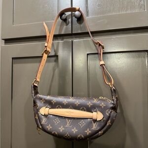 LV Crossbody Bag. Authentic. Like New. Excellent condition. 10/10.